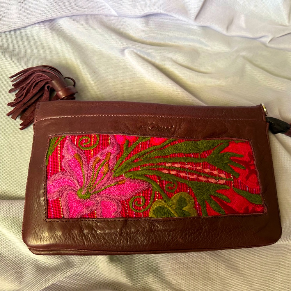 100% leather. Handmade Mexican details handbag
